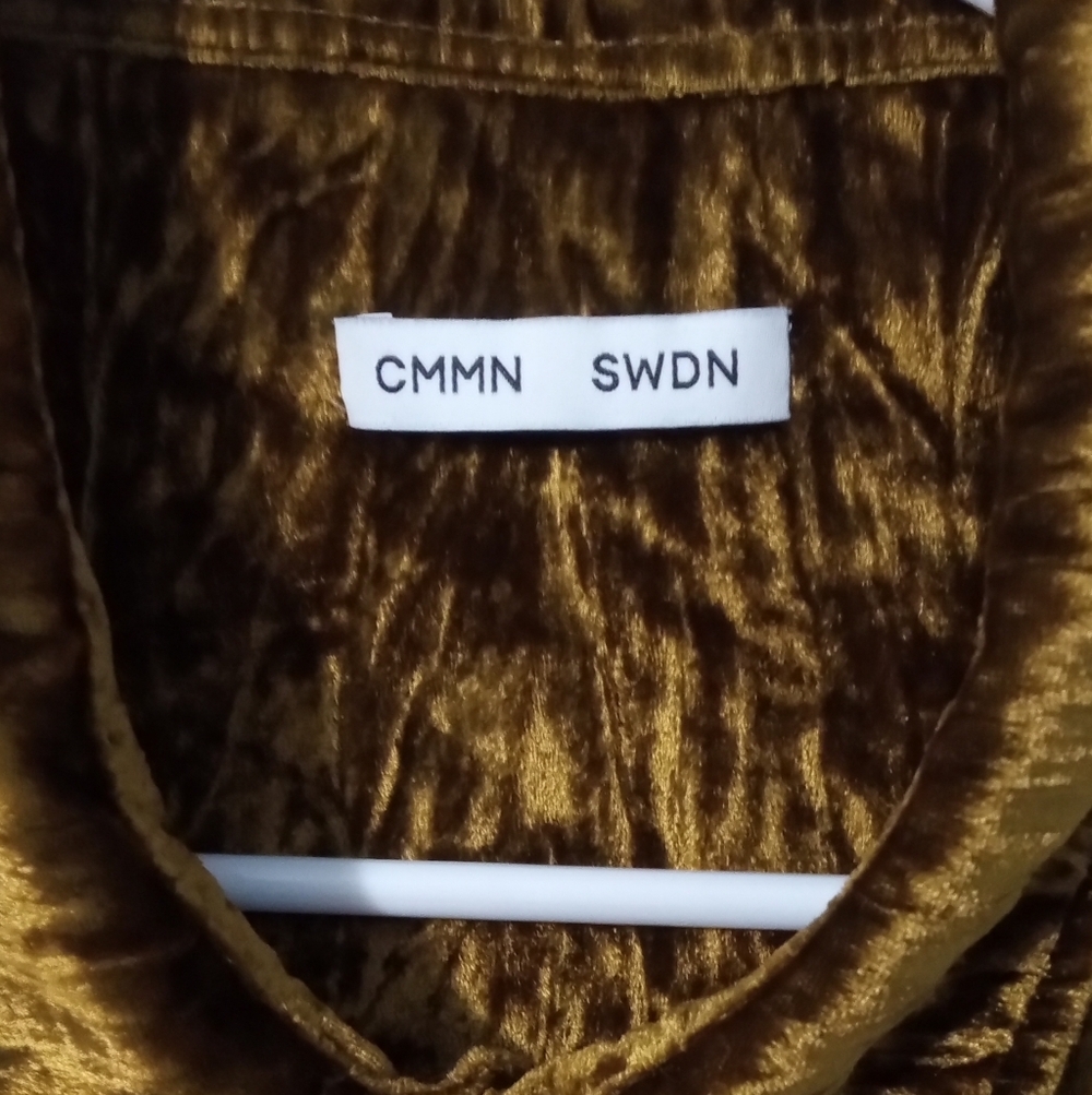 Men's CMMN SVDP Luxurious Velvet Dress Shirt in Gold - Picture 2 of 5
